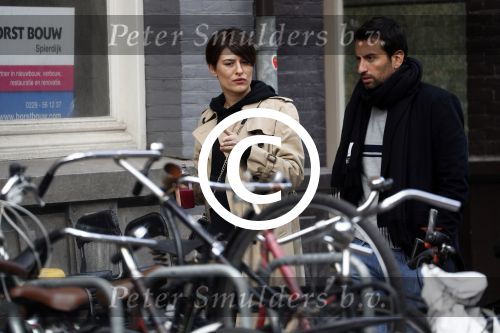 Amsterdam 29 april 2017
Zanger Dotan met (een) vriendin opm terras en op straat in Amsterdam zuid.
