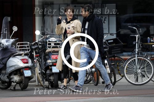 Amsterdam 29 april 2017
Zanger Dotan met (een) vriendin opm terras en op straat in Amsterdam zuid.