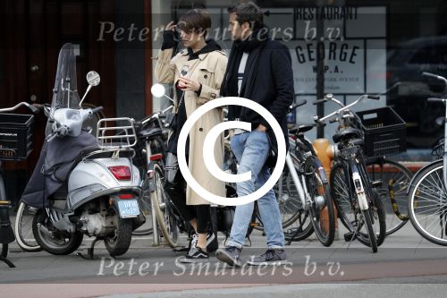 Amsterdam 29 april 2017
Zanger Dotan met (een) vriendin opm terras en op straat in Amsterdam zuid.