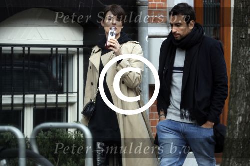 Amsterdam 29 april 2017
Zanger Dotan met (een) vriendin opm terras en op straat in Amsterdam zuid.