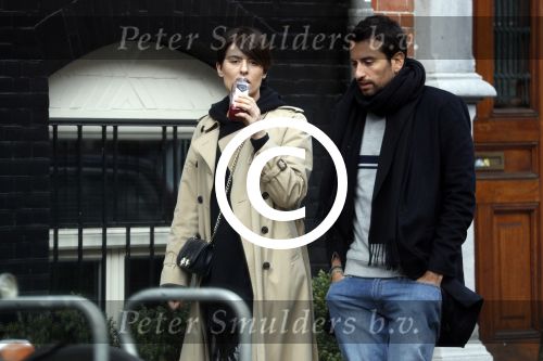 Amsterdam 29 april 2017
Zanger Dotan met (een) vriendin opm terras en op straat in Amsterdam zuid.