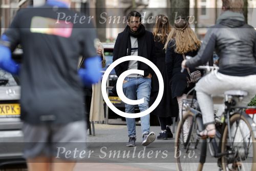 Amsterdam 29 april 2017
Zanger Dotan met (een) vriendin opm terras en op straat in Amsterdam zuid.