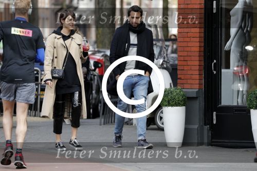 Amsterdam 29 april 2017
Zanger Dotan met (een) vriendin opm terras en op straat in Amsterdam zuid.