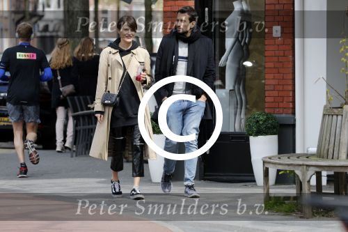 Amsterdam 29 april 2017
Zanger Dotan met (een) vriendin opm terras en op straat in Amsterdam zuid.