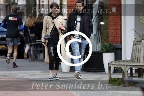 Amsterdam 29 april 2017
Zanger Dotan met (een) vriendin opm terras en op straat in Amsterdam zuid.
