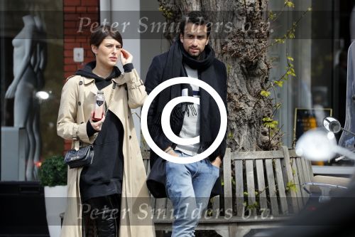 Amsterdam 29 april 2017
Zanger Dotan met (een) vriendin opm terras en op straat in Amsterdam zuid.