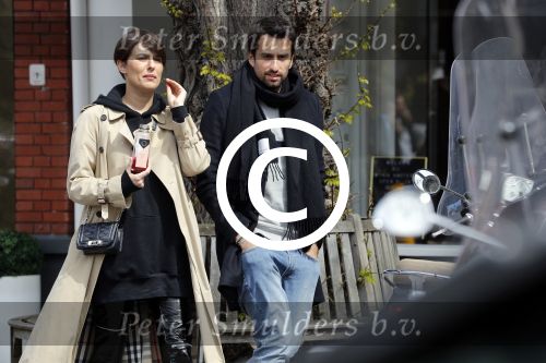 Amsterdam 29 april 2017
Zanger Dotan met (een) vriendin opm terras en op straat in Amsterdam zuid.