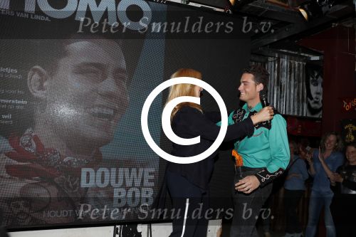 Amsterdam 8 mei 2017
Presentatie L\'Homo met Douwe Bob op de cover. Linda de Mol overhandigt het eerste exemplaar.
