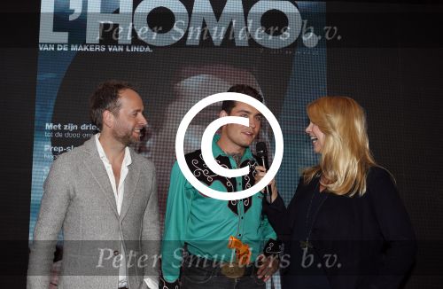 Amsterdam 8 mei 2017
Presentatie L\'Homo met Douwe Bob op de cover. Linda de Mol overhandigt het eerste exemplaar.