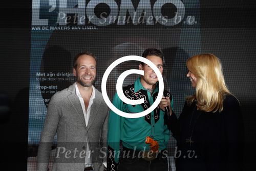 Amsterdam 8 mei 2017
Presentatie L\'Homo met Douwe Bob op de cover. Linda de Mol overhandigt het eerste exemplaar.