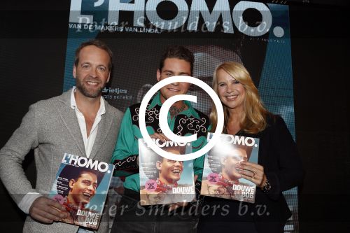 Amsterdam 8 mei 2017
Presentatie L\'Homo met Douwe Bob op de cover. Linda de Mol overhandigt het eerste exemplaar.