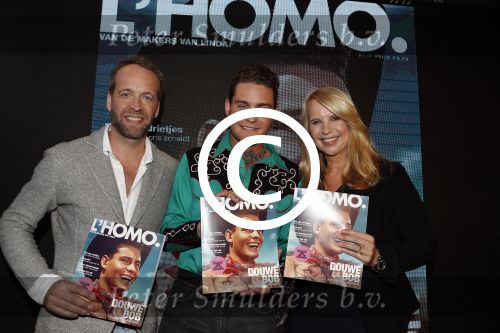 Amsterdam 8 mei 2017
Presentatie L\'Homo met Douwe Bob op de cover. Linda de Mol overhandigt het eerste exemplaar.