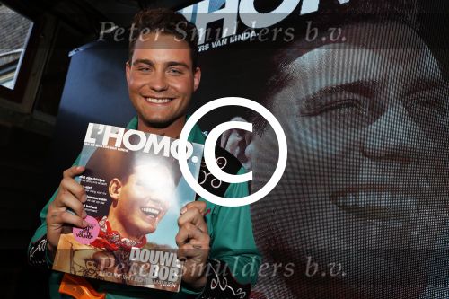 Amsterdam 8 mei 2017
Presentatie L\'Homo met Douwe Bob op de cover. Linda de Mol overhandigt het eerste exemplaar.