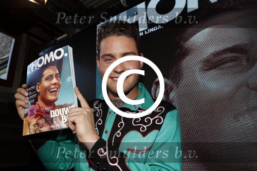Amsterdam 8 mei 2017
Presentatie L\'Homo met Douwe Bob op de cover. Linda de Mol overhandigt het eerste exemplaar.