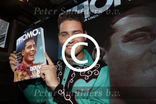 Amsterdam 8 mei 2017
Presentatie L\'Homo met Douwe Bob op de cover. Linda de Mol overhandigt het eerste exemplaar.