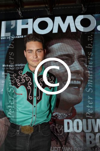 Amsterdam 8 mei 2017
Presentatie L\'Homo met Douwe Bob op de cover. Linda de Mol overhandigt het eerste exemplaar.