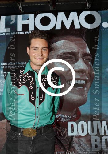 Amsterdam 8 mei 2017
Presentatie L\'Homo met Douwe Bob op de cover. Linda de Mol overhandigt het eerste exemplaar.