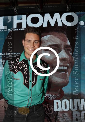 Amsterdam 8 mei 2017
Presentatie L\'Homo met Douwe Bob op de cover. Linda de Mol overhandigt het eerste exemplaar.