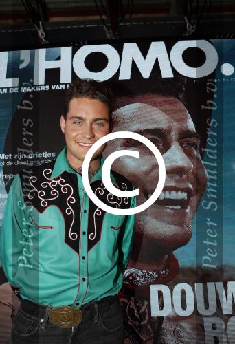 Amsterdam 8 mei 2017
Presentatie L\'Homo met Douwe Bob op de cover. Linda de Mol overhandigt het eerste exemplaar.