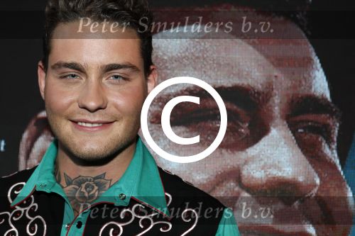 Amsterdam 8 mei 2017
Presentatie L\'Homo met Douwe Bob op de cover. Linda de Mol overhandigt het eerste exemplaar.
