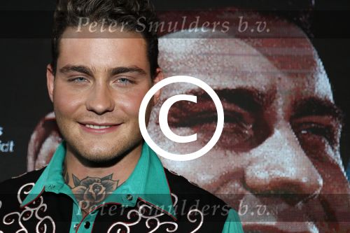 Amsterdam 8 mei 2017
Presentatie L\'Homo met Douwe Bob op de cover. Linda de Mol overhandigt het eerste exemplaar.