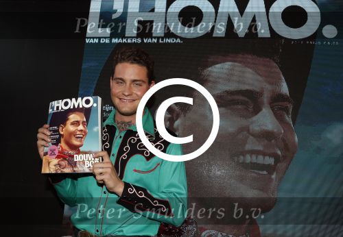 Amsterdam 8 mei 2017
Presentatie L\'Homo met Douwe Bob op de cover. Linda de Mol overhandigt het eerste exemplaar.