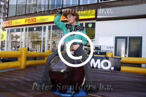 Amsterdam 8 mei 2017
Presentatie L\'Homo met Douwe Bob op de cover. Linda de Mol overhandigt het eerste exemplaar.