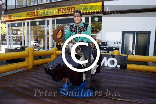 Amsterdam 8 mei 2017
Presentatie L\'Homo met Douwe Bob op de cover. Linda de Mol overhandigt het eerste exemplaar.