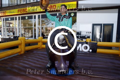 Amsterdam 8 mei 2017
Presentatie L\'Homo met Douwe Bob op de cover. Linda de Mol overhandigt het eerste exemplaar.