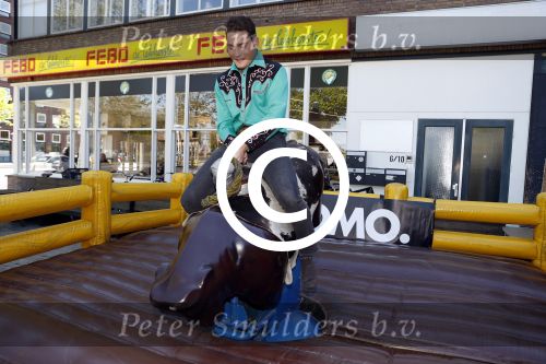 Amsterdam 8 mei 2017
Presentatie L\'Homo met Douwe Bob op de cover. Linda de Mol overhandigt het eerste exemplaar.
