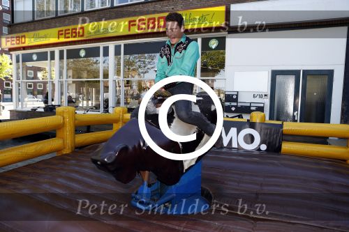 Amsterdam 8 mei 2017
Presentatie L\'Homo met Douwe Bob op de cover. Linda de Mol overhandigt het eerste exemplaar.