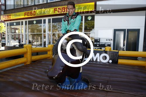Amsterdam 8 mei 2017
Presentatie L\'Homo met Douwe Bob op de cover. Linda de Mol overhandigt het eerste exemplaar.