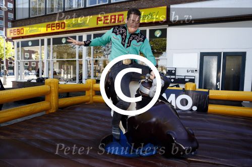 Amsterdam 8 mei 2017
Presentatie L\'Homo met Douwe Bob op de cover. Linda de Mol overhandigt het eerste exemplaar.