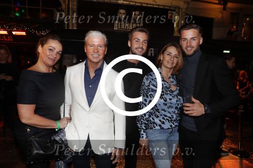 Amsterdam 1 april 2017
Dave en Donny Roelvink open Club Hermanos op het Leidse plein.
Papa Dries Honoria mama Lucienne en de vriendinnen  Amije ( Donny)  en Julia (Dave) waren erbij.