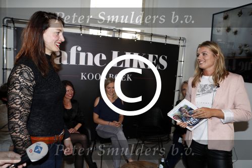 Amsterdam 9 mei 2017 
Presentatie boek Dafne Schippers en haar zus Sanne . Titel van het boek is Dafne Likes. Edith Bos krijgt het eerste exemplaar