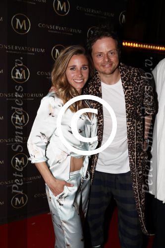 Amsterdam 5 april 2017
Presentatie / feestje van Magnum ijs in het conservatorium hotel. Iedereen kwam in Pyama.
Ellen Hoog met aanstaande man Kelvin de Lang