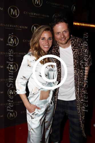 Amsterdam 5 april 2017
Presentatie / feestje van Magnum ijs in het conservatorium hotel. Iedereen kwam in Pyama.
Ellen Hoog met aanstaande man Kelvin de Lang