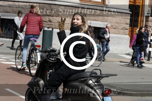 Amsterdam 29 april 2017 
Ellen Hoog op haar scooter in amsterdam