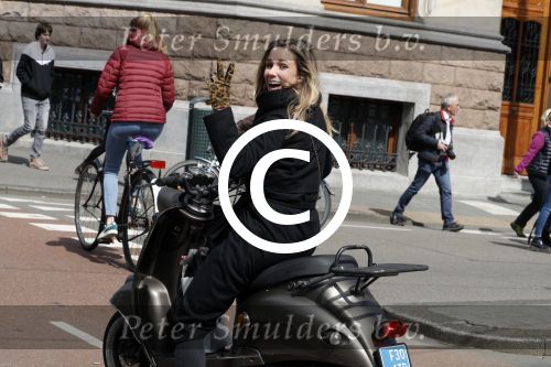 Amsterdam 29 april 2017 
Ellen Hoog op haar scooter in amsterdam