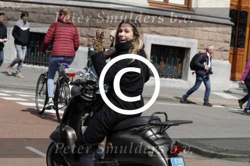 Amsterdam 29 april 2017 
Ellen Hoog op haar scooter in amsterdam