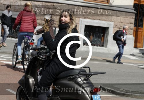 Amsterdam 29 april 2017 
Ellen Hoog op haar scooter in amsterdam