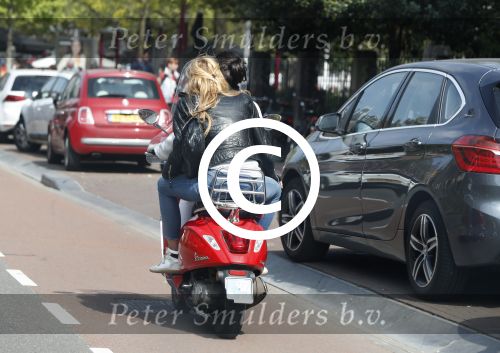 Amsterdam 11 mei 2017
Estelle Cruijff bij een vriendin achter op de vespa scooter