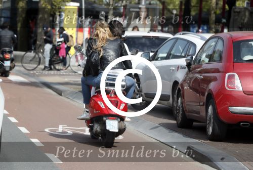 Amsterdam 11 mei 2017
Estelle Cruijff bij een vriendin achter op de vespa scooter