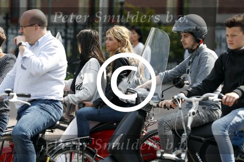 Amsterdam 11 mei 2017
Estelle Cruijff bij een vriendin achter op de vespa scooter
