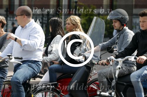 Amsterdam 11 mei 2017
Estelle Cruijff bij een vriendin achter op de vespa scooter
