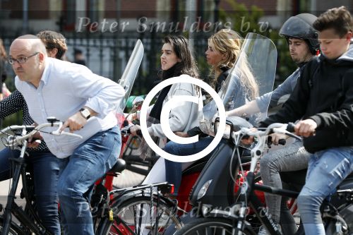 Amsterdam 11 mei 2017
Estelle Cruijff bij een vriendin achter op de vespa scooter