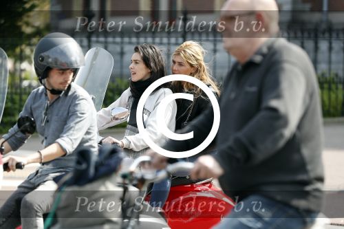 Amsterdam 11 mei 2017
Estelle Cruijff bij een vriendin achter op de vespa scooter