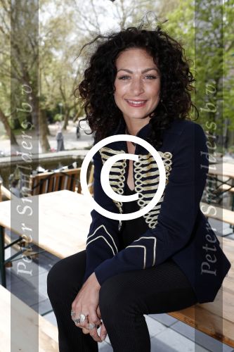 Amsterdam 13 april 2017 
Castpresentatie Huisvrouwen Bestaan Niet in vondel CS in het vondelpark. Eva v d Wijdeven