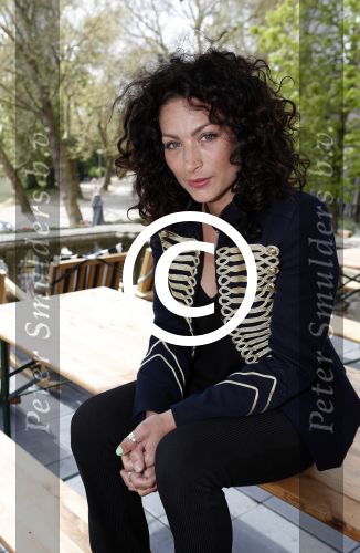 Amsterdam 13 april 2017 
Castpresentatie Huisvrouwen Bestaan Niet in vondel CS in het vondelpark. Eva v d Wijdeven