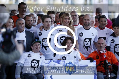 Amsterdam 25 april 2017
Huis Igone de JonghJohan Cruijff run van 14 km vanuit Olympisch stadon naar Arena. Johan Cruijff zou vandaag 70 geworden zijn. oa Estelle Cruijff Johnny Heitinga Sjaak Swart Erben Wennemars deden mee